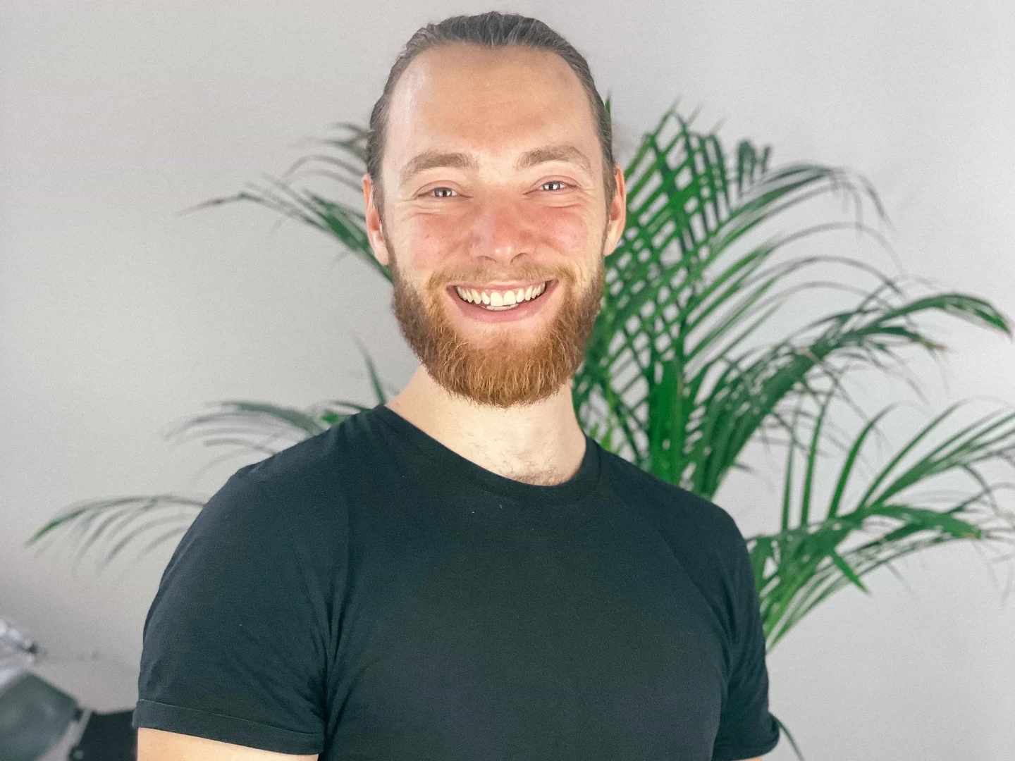 Eine Wissenschaftlerin und ein Wissenschaftler arbeiten hinter einer Glasfassade und mischen Chemikalien mit Großgeräten.